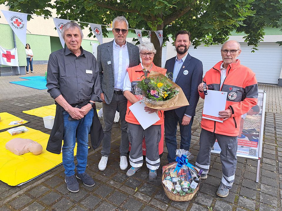 Ehrung für 50 Jahre und 20 Jahre aktive Mitgliedschaft im DRK: der Präsident des DRK-Kreisverbandes Märkisch-Oder-Havel-Spree e.V., Manfred Helbig, Vorstandsvorsitzender Klaus Bachmayer, Gisela Kahl, der Fürstenwalder Bürgermeister Matthias Rudolph und Hartmut Kahl (von links)