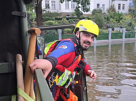 Eric Gabel von der Wasserwacht Frankfurt (Oder) war im wassergängigen Unimog durch den Buschmühlenweg unterwegs, um den dortigen Anwohnenden zur Seite zu stehen.