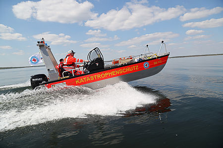 Ein derartiges modernes Rettungsboot wird von der Wasserwacht Eisenhüttenstadt des DRK-Kreisverbandes Märkisch-Oder-Havel-Spree e.V. benötigt.  Foto: Christopher Schulz/DRK LV Sachsen